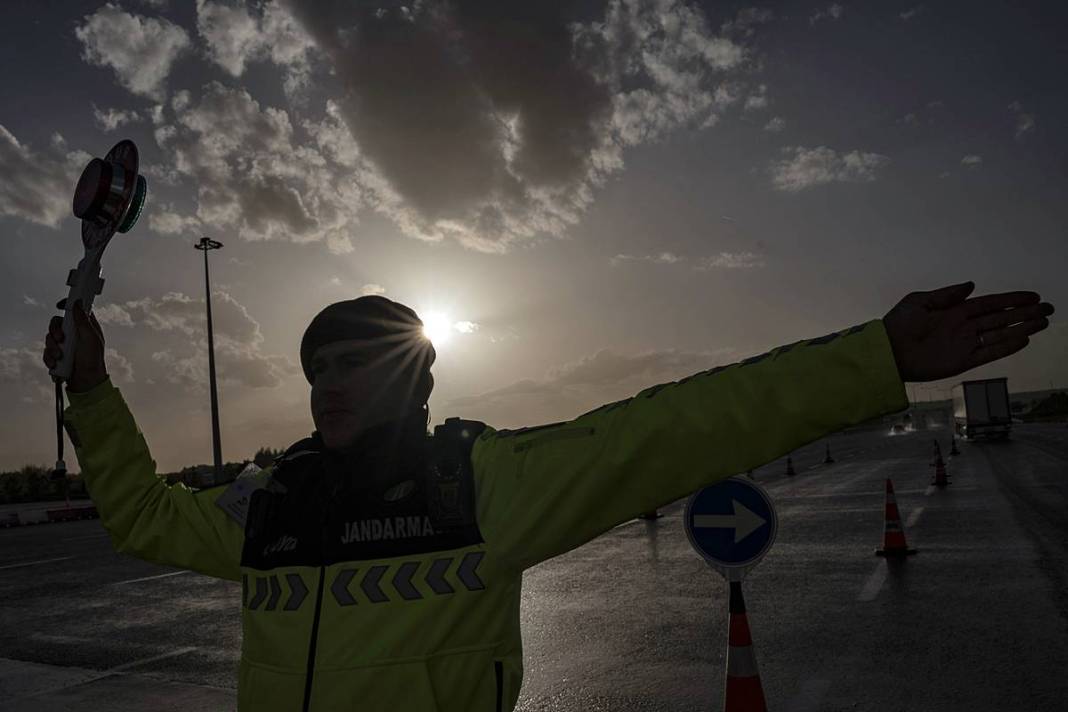 Modern radar sistemleri otoyollarda uçanı kaçanı anında tespit ediyor! 4 kademeli lazerlerle sürekli tarama yapılıyor 35